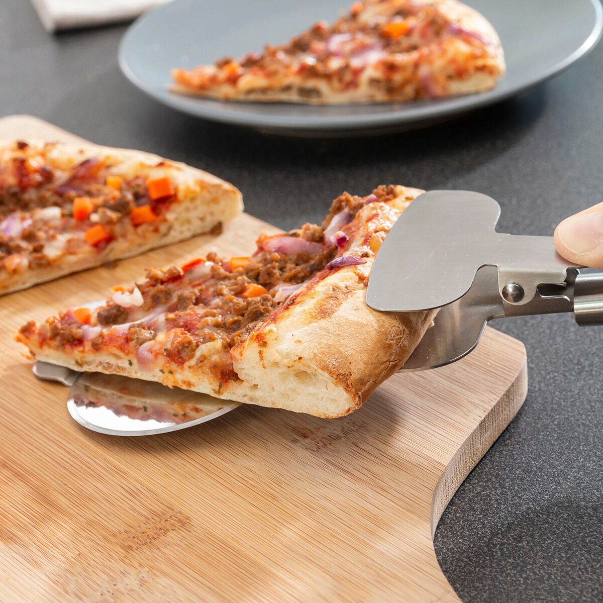 Unique pizza cutter 4-in-1