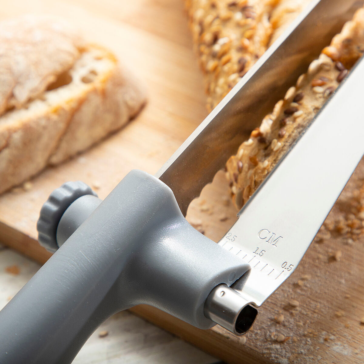 Bread knife with adjustable cutting position